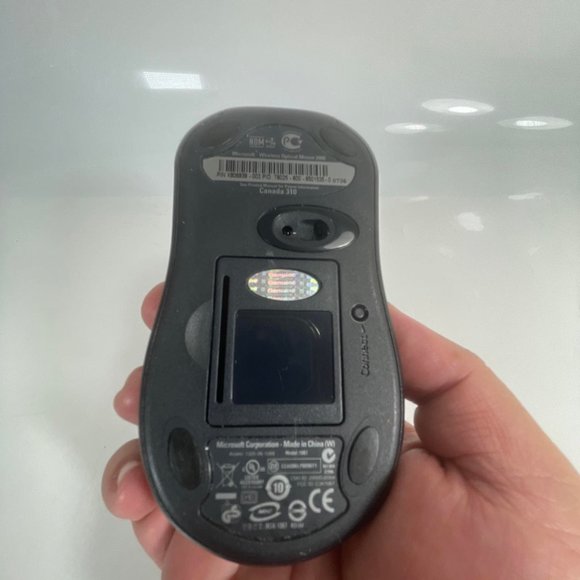 Microsoft 1067 Black/Silver Wireless Digital Optical Mouse 2000 - Picture 4 of 6